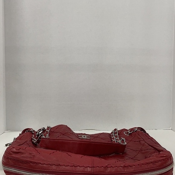 🌟 Authentic 🌟 CHANEL Red Quilted Women's Bag - Picture 13 of 16